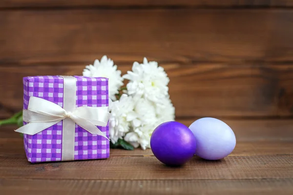 Gåva och ägg. Begreppet Glad påsk. — Stockfoto