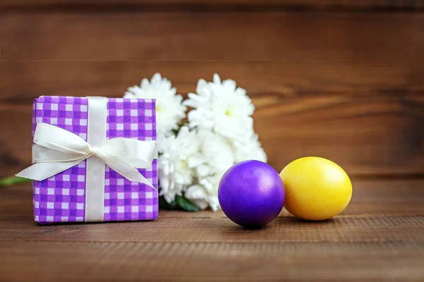 Presentera och ägg. Begreppet Glad påsk. — Stockfoto