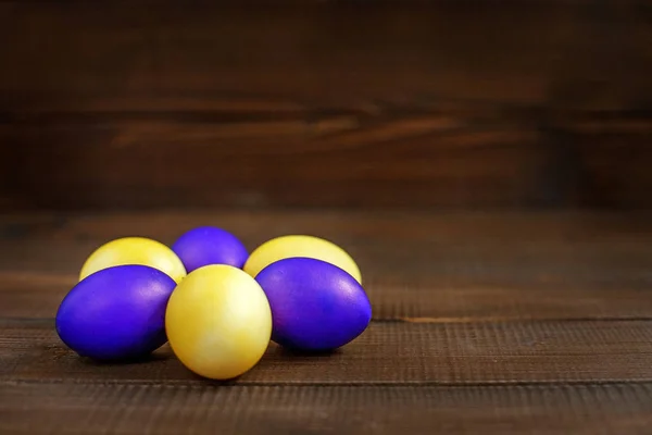 Des œufs colorés. Jaune et violet. Le concept de vacances et un — Photo