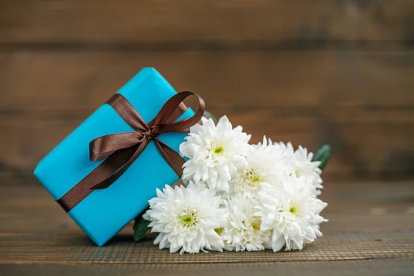 Un regalo con flores. El concepto del Día de la Madre, cumpleaños, Marc — Foto de Stock
