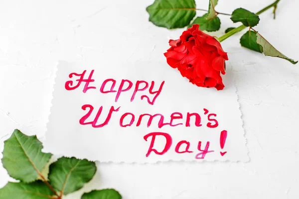Ημέρα της γυναίκας ευτυχισμένη. Χαιρετισμούς με τριαντάφυλλα. — Φωτογραφία Αρχείου