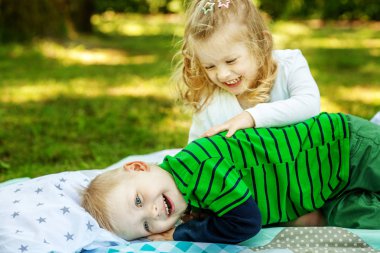 Küçük kardeşim ve kız kardeşi sarılma ve gülüyor. 