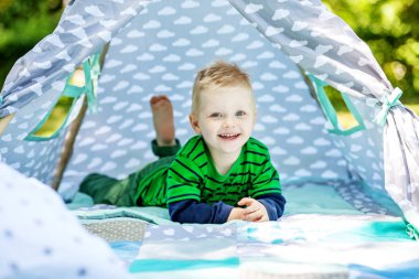 Parkta oynarken komik komik küçük çocuk. 2-3 yıl. 