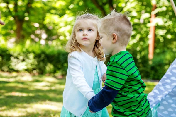 Bror och syster promenad i parken. Förskolebarn. — Stockfoto