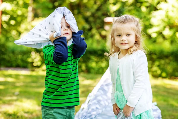 Óvodáskorú gyermekek játszanak a park. 2-3 év. Lány és fiú. — Stock Fotó