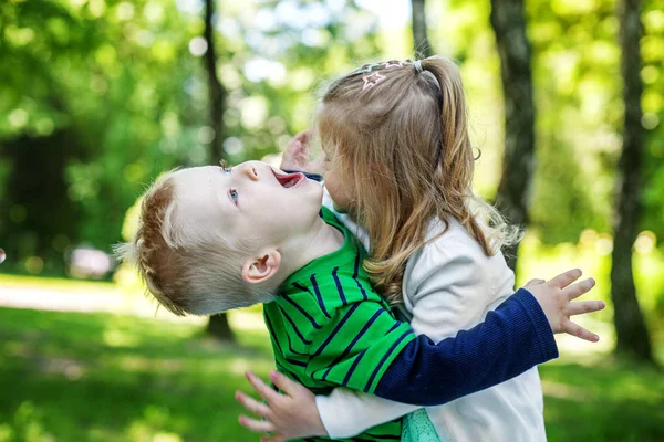 Fivér és nővér játszani a parkban. Óvodáskorú gyermekek. — Stock Fotó