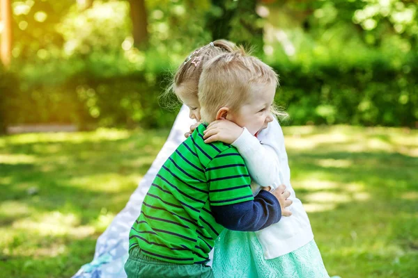 Gyermekek ölelés a parkban. 2-3 év. Lány és fiú. — Stock Fotó