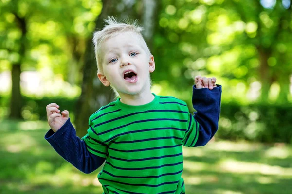 Känslomässig liten pojke i parken. 2-3 år. Förskolor. — Stockfoto