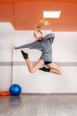 Kız trenler balo. Konsept spor, dans 