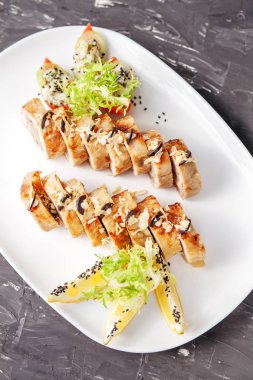 Tavuk rulo mantar dolması beyaz bir plaka üzerinde. 