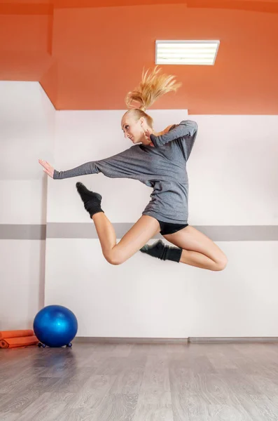 Las chicas entrenan en el salón de baile. El concepto de deporte, danza —  Fotos de Stock