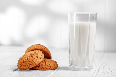 Cam ve yulaf ezmesi kurabiye süt. Sağlıklı gıda bir kavramdır