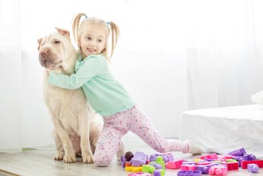 Bir preschooler büyük bir köpek odaya sarılmak. Lifestyl kavramı