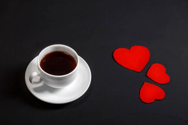 Latar belakang hitam dengan kopi dan hati. Konsep salam, h — Stok Foto