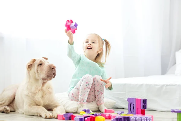 Krásné miminko holky hrají s plastová hračka bloky. Li pes — Stock fotografie