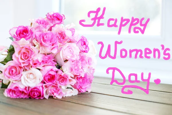Bukiet kwiatów róż. Koncepcja 8 marca, szczęśliwego dnia kobiet. — Zdjęcie stockowe
