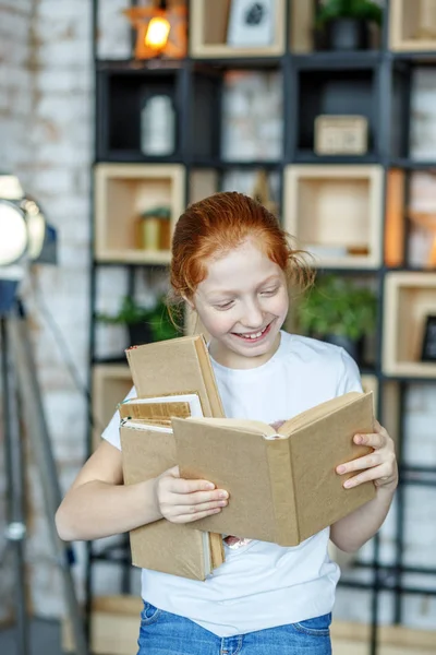 笑顔の女子高生は本を読んでします。ライフ スタイルのコンセプト集 — ストック写真