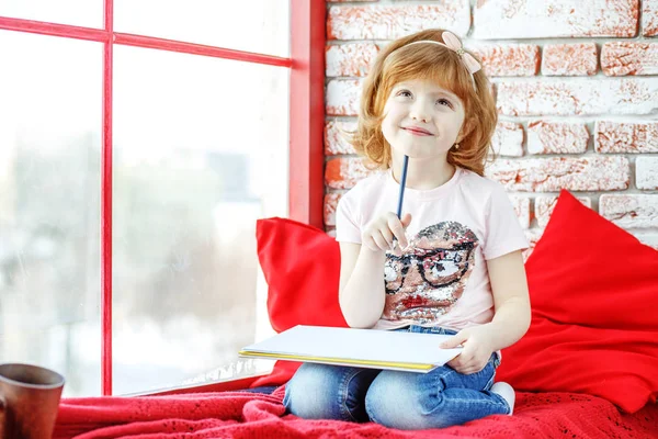 美丽的孩子幻想和油漆在窗台上。让步 — 图库照片