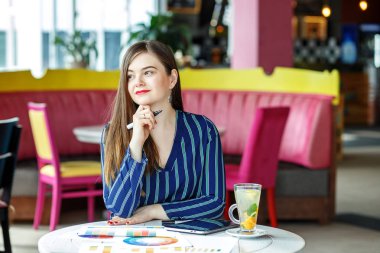 Genç kadın uzaktan çalışıyor. Yeni fikirler. Motivasyon. Kavramı o