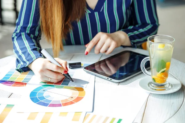 La diseñadora creativa trabaja remotamente. Detalles. El concepto de — Foto de Stock