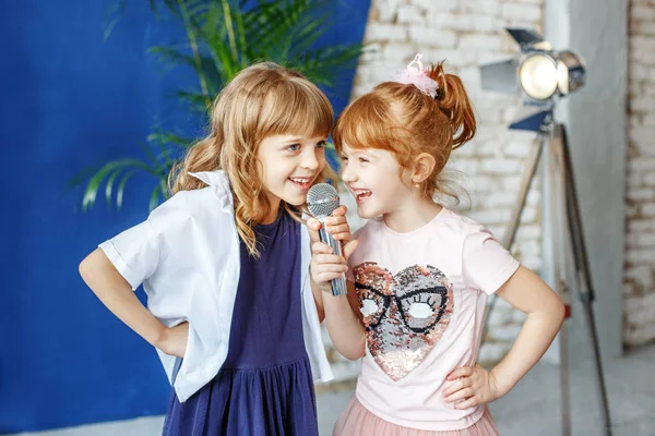 İki komik çocuğu karaoke şarkı. Childh bir kavramdır
