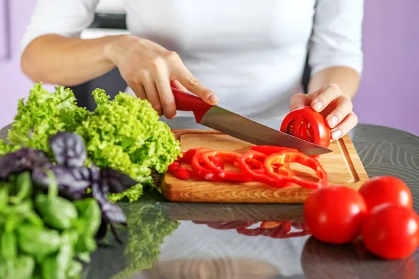 Femme coupe des légumes dans la cuisine. Les mains. Le concept est guérir — Photo
