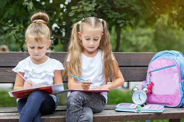 Kinderen Meisjes Tekenen Schrijven Schriften Het Concept Van School Studie — Stockfoto