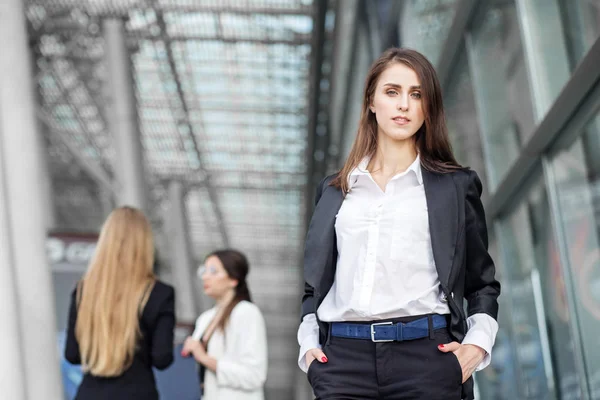 Junge weibliche Chefin in der Nähe eines Geschäftszentrums. Konzept für Geschäft, Chef, Arbeit, Team und Erfolg. — Stockfoto