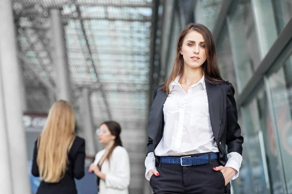 Joven jefa cerca de un centro de negocios. Concepto de negocio, jefe, trabajo, equipo y éxito . — Foto de Stock