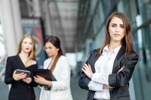 Joven mujer de negocios cerca de un centro de negocios. Concepto de negocio, jefe, trabajo y éxito . — Foto de Stock