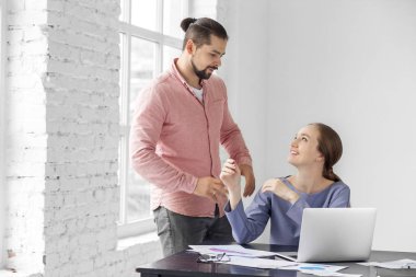 İş arkadaşları görevi tartışıyor ve gülüyorlar. Erkek ve kadın. İş, girişimci, şirket ve büyük para kavramı.