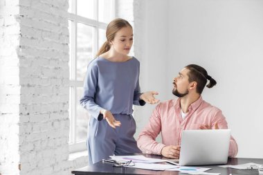 İş arkadaşları görevleri tartışır. İş yerinde aşk ilişkisi. Erkek ve kadın. İş, girişimci, şirket ve büyük para kavramı.
