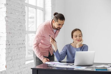 İş arkadaşları görevi tartışıyor. Erkek ve kadın. İş, girişimci, ofis ve büyük para kavramı.