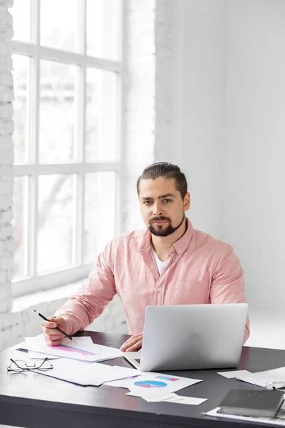 Young entrepreneur is working on a new project. A man with a beard. Concept for business, corporation, work. — Stock Photo, Image