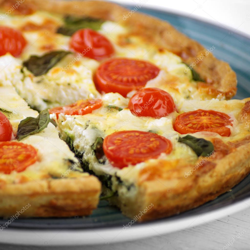 Pastel de quiche con espinacas, cereza y mozzarella. Primer plano. El