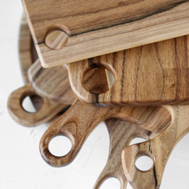 Bir sürü ahşap mutfak tahtası. Oda servisi ve yemek pişirme kavramı.