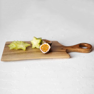 Tahtada tutku meyvesi ve karambola 