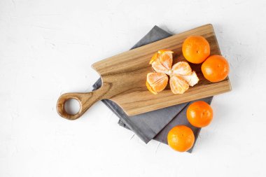 Dilimlenmiş taze portakalların üst görüntüsü ahşap.