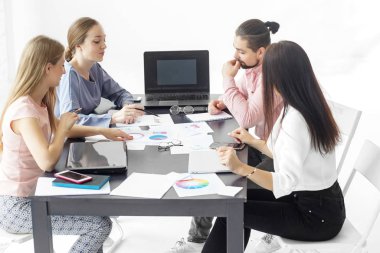 İş yerinde yaratıcı bir projeyi tartışan bir grup iş arkadaşı. Para kazanmak ve çalışmak kavramı..