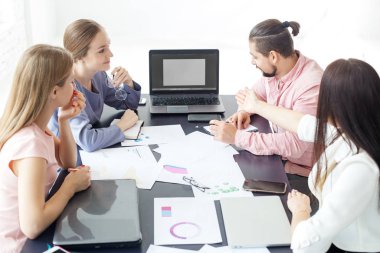 Bir grup tasarımcı yaratıcı bir projeyi tartışıyor. Girişimci konsepti, başarı ve çalışma.