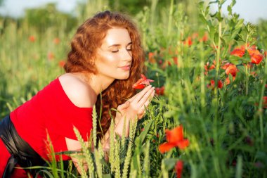 Kırmızı elbiseli hoş bir genç kız. Güzel makyaj malzemesi. Sağlık, doğa, kozmetik kavramı.