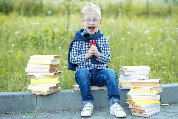 Den lille pojken lär ut siffror. Begreppet lärande, skola, sinne, livsstil och framgång. — Stockfoto