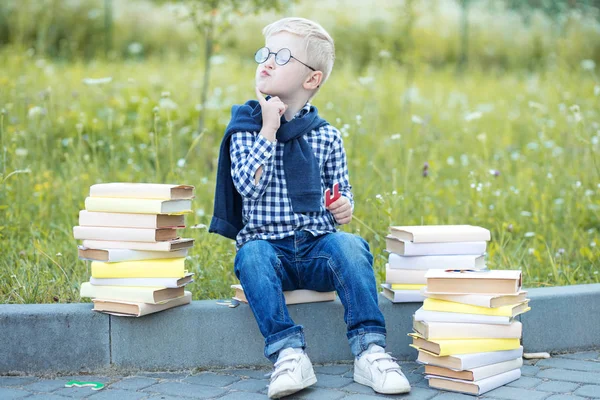 En liten unge lär sig och reflekterar. Begreppet lärande, skola, sinne, livsstil och framgång. — Stockfoto