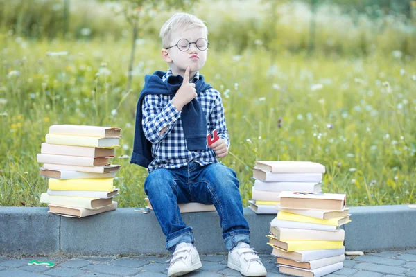 Egy kisgyerek számokat tanít és meditál. A tanulás, az iskola, az elme, az életmód és a siker fogalma. — Stock Fotó