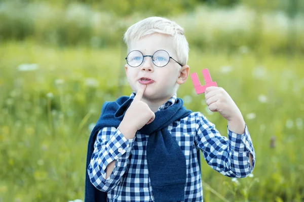 Un niño pequeño aprende a contar. El concepto de aprendizaje, escuela, mente, estilo de vida y éxito . —  Fotos de Stock