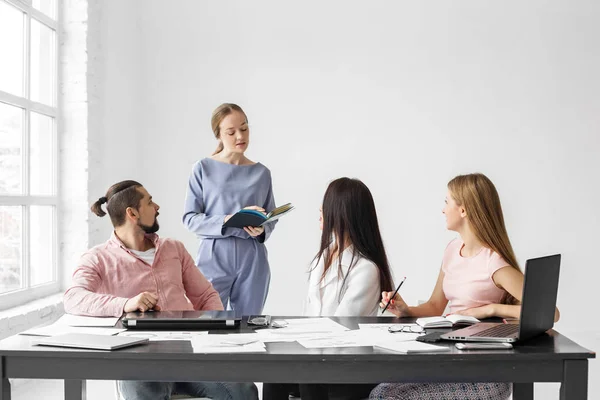 El jefe distribuye las tareas a tiempo. El concepto de emprendedores, éxito y trabajo . —  Fotos de Stock