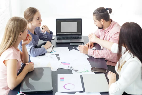 Bir grup tasarımcı yaratıcı bir projeyi tartışıyor. Girişimci konsepti, başarı ve çalışma.