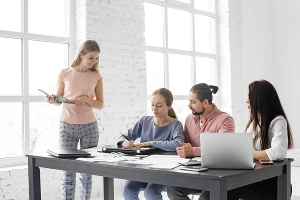 Un grupo de jóvenes emprendedores están planeando en la oficina. El concepto de emprendedores, éxito y trabajo . — Foto de Stock