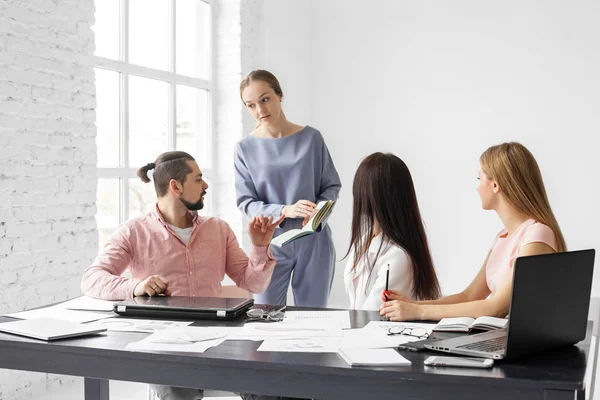 El jefe da las tareas para la jornada laboral. El concepto de emprendedores, éxito y trabajo . — Foto de Stock