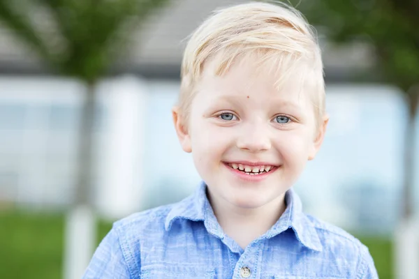 파란 눈의 아이가 웃고 있습니다. 어린 소년은 금발이다. 어린 시절의 개념, 다시 학교와 유치원으로 돌아가서. — 스톡 사진